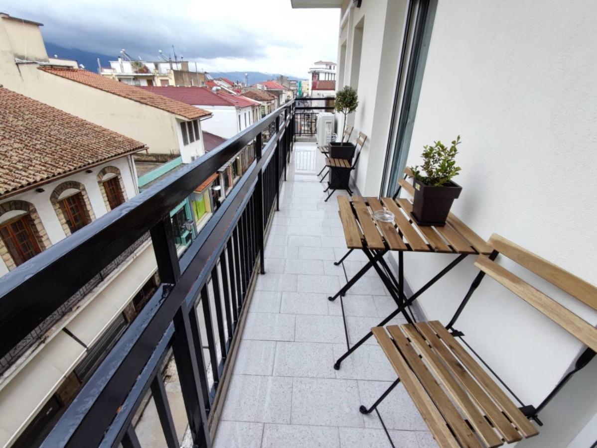 Wood & White Apartment In Historic Center With 2 Bedrooms Ioánnina Exteriör bild